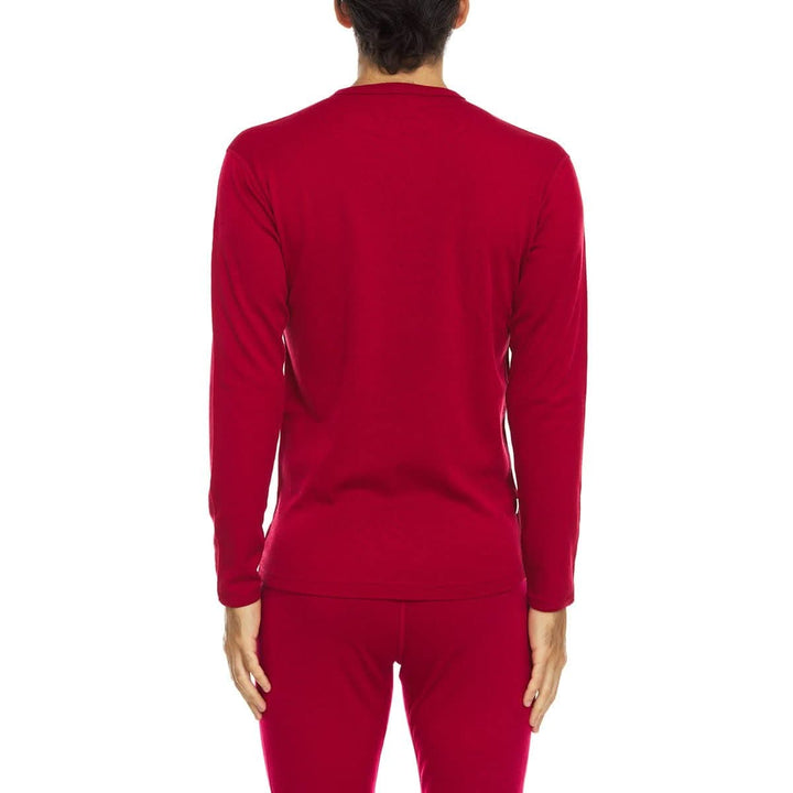 A man models a super soft, long sleeved merino wool thermal base layer crew. This top makes for a perfect first layer on a winter hike, or a nice casual wear on the chilly days of autumn and spring. 